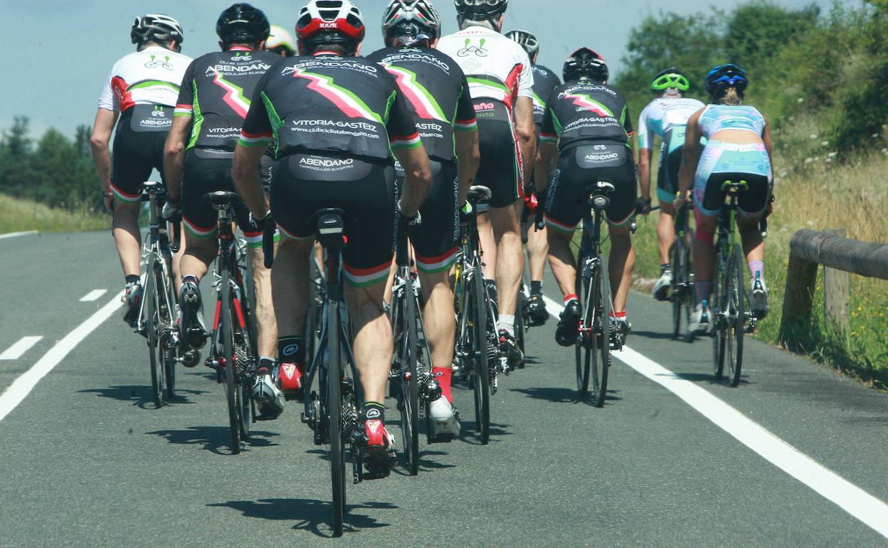 La DGT avisa a los ciclistas con multas por circular en paralelo